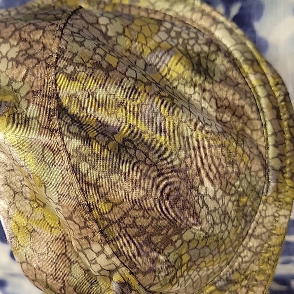 Victoria's Secret 36B Underwire Green Snakeskin Bra - Picture 2 of 6